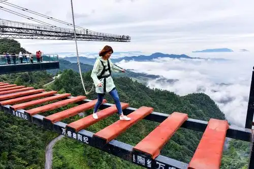 国内外玻璃廊桥大盘点 空中行走的惊险刺激 你能hold住几个?