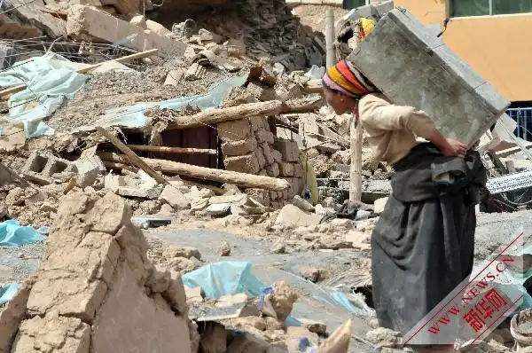 青海玉树地震发生之后,当地受灾群众积极展开互助自救,清理废墟,寻找