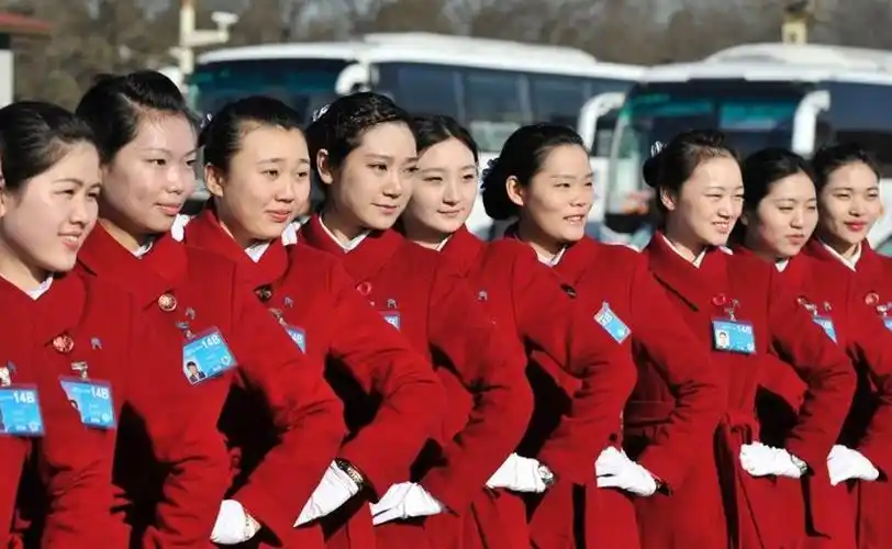 全国人大会议开幕 礼仪小姐一展风姿