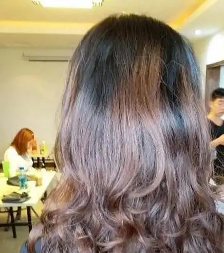 下面就给你推荐一些真正的烫发作品,都是长发发尾烫发的效果,喜欢的话