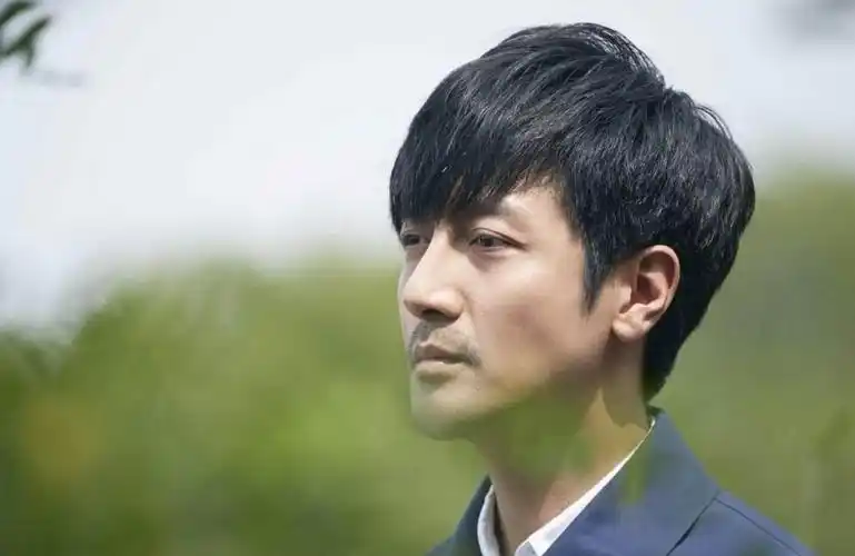 张鲁一表示,演艺圈不是看脸的演员,必须用演技说话