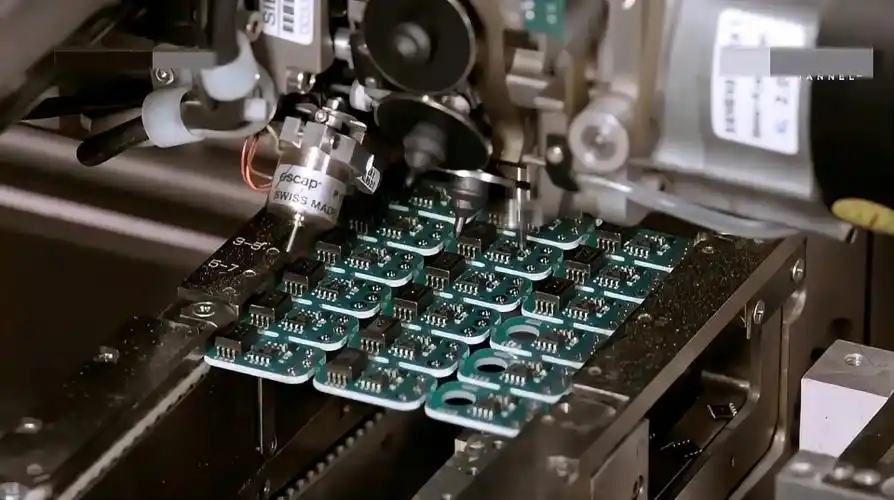 实拍电路板的制造过程虽然很精密但感觉就像是在画画呀