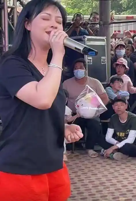 "阿香"郑钤丹现身,路人却认不出他来,网友:八姑不在吗?