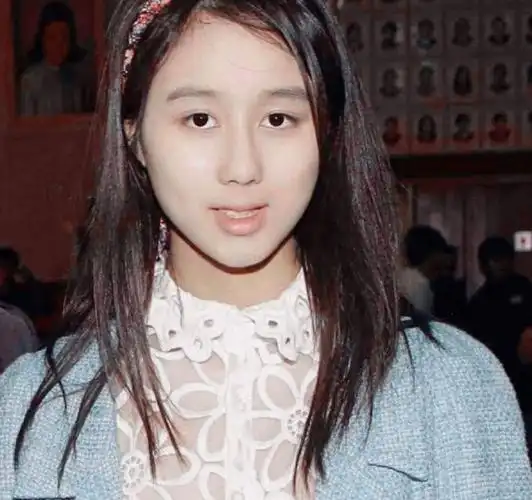 一出生就身价上亿,父亲大她78岁,而今19岁成最美名媛!