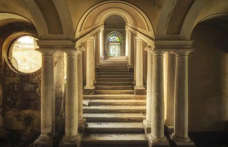 探秘欧洲废弃城堡荒僻阴森如鬼宅高清组图