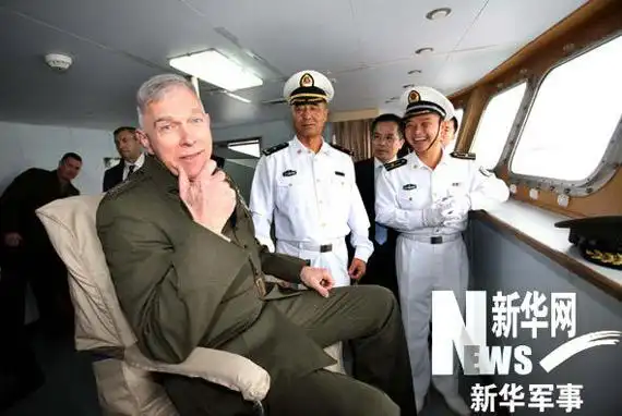 组图:武汉号导弹驱逐舰舰长向康威赠送舰艇模型