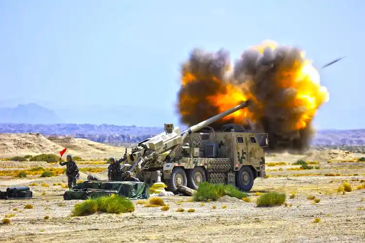 新型车载榴弹炮,火力全开