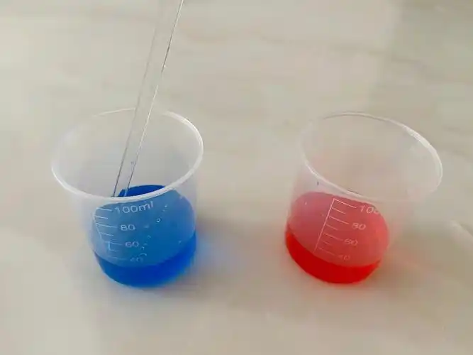 两个量杯中各装入30毫升清水,分别滴入蓝色和红色的色素(约20滴)并