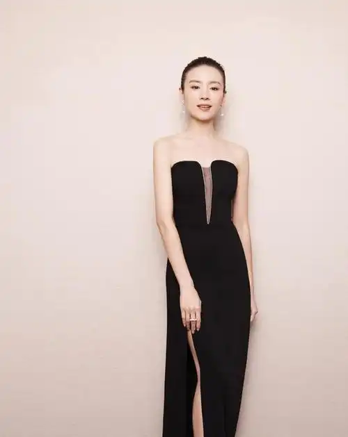 40岁董洁气质真好,穿荷叶边亮钻裙走t台自信从容,美出国际范