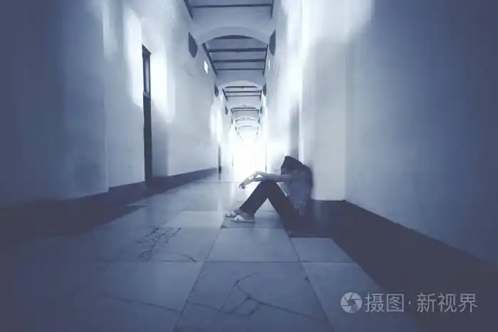 绝望的女人坐在走廊里照片-正版商用图片0fn81z-摄图新视界