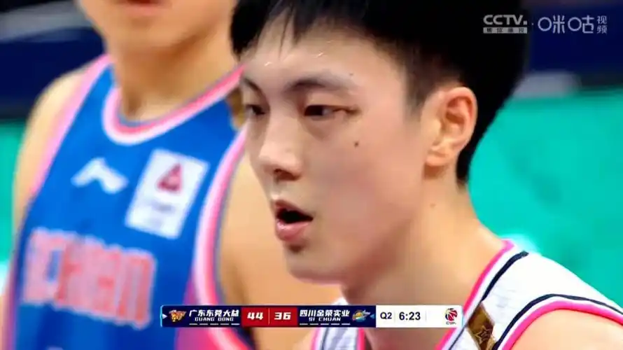 cba胡明轩  #赵睿胡明轩  #cba  没想到眼眶紫了那么一大块,搭配珊谮