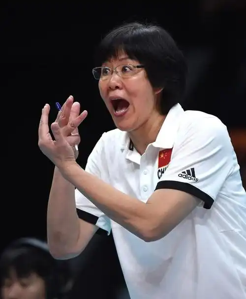 中国队主教练郎平在比赛中指挥.(资料图) 新华社记者李尕摄