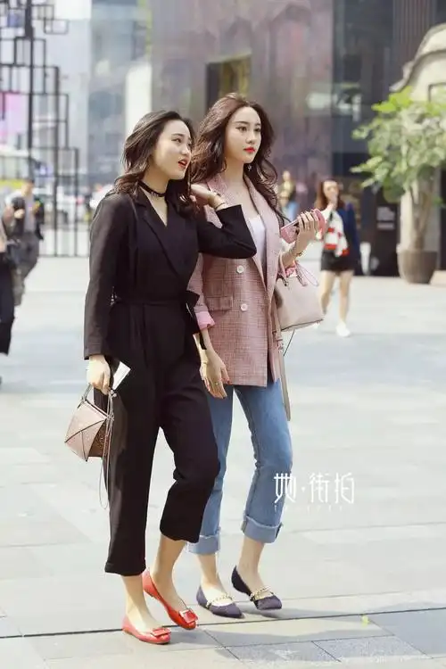 成都美女街拍有一种美叫极简风
