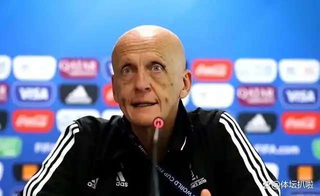 足坛唯一的金哨科里纳历史最佳裁判员用如炬的目光执法的人