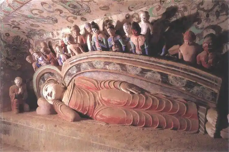 盛唐-敦煌39窟:中心柱东向面龛内:弥勒倚坐塑像【553x868】盛唐莫高窟