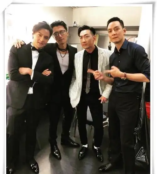 38岁谢霆锋和44岁吴彦祖同框才知道痞帅型和魅力型差距有多大