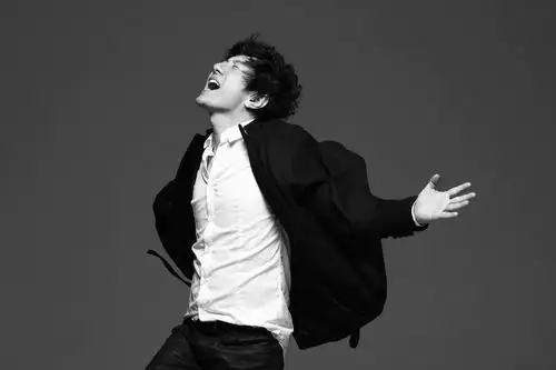 郑钧当年的海报和专辑大学时期的郑钧受英美60/70年代流行乐的影响