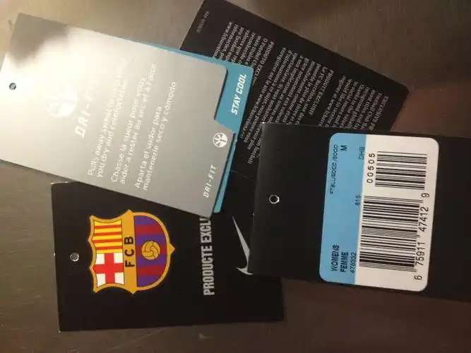正版nike巴萨球迷版短袖球衣的吊牌是缝在袖子上还是领子上?