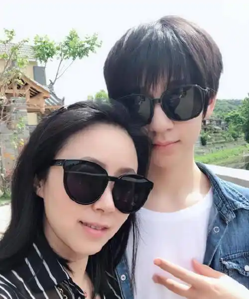 妈妈晒贺峻霖居家照,母子俩浪漫聚餐,生图比精修还好看_工作_照片