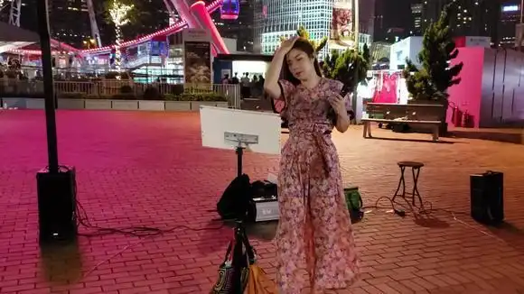 香港女歌手芯妮演唱《站着等你三千年》,这样的歌听起来真是舒服