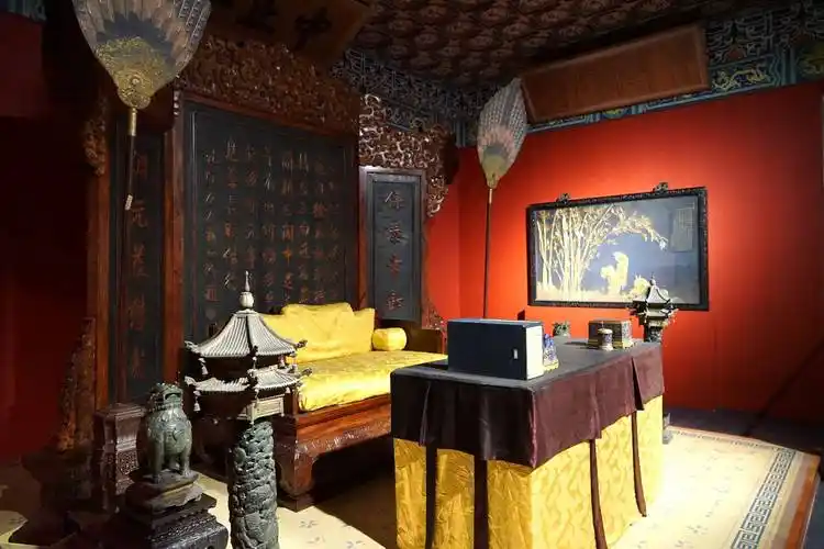 多数学者认为,主要是养心殿比乾清宫更方便,雍正年间还进行整修,将