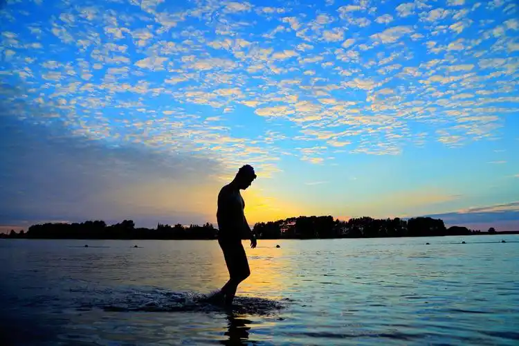 夕阳下的游泳客