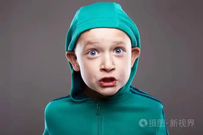 大耳朵可爱的孩子.滑稽的鬼脸情感孩子