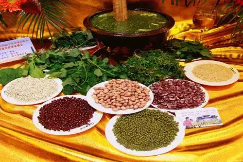 养生美食宴包含:擂茶养生宴,客家国际贡鸡宴,乐野