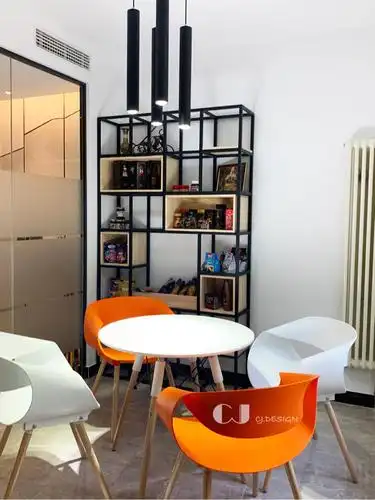 奇&遇 洽谈室 中性的白色和深胡桃桌面搭配,让员工工作区倍显宁静,但