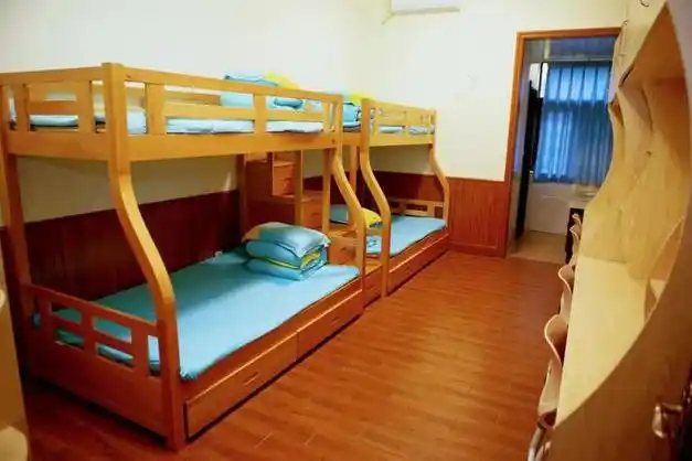 空调自由开,4个人一个宿舍,3个洗脸盆,2个马桶,生活老师,校医全天候