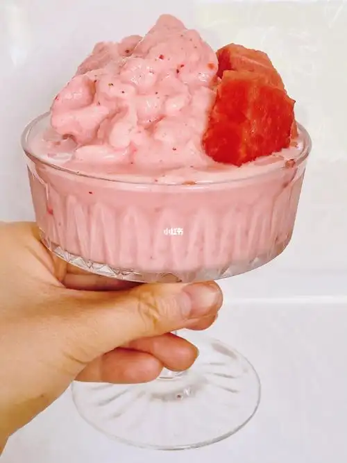夏日草莓酸奶冰沙