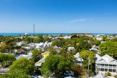 美国佛罗里达州美丽的小镇.五颜六色的房子.照片