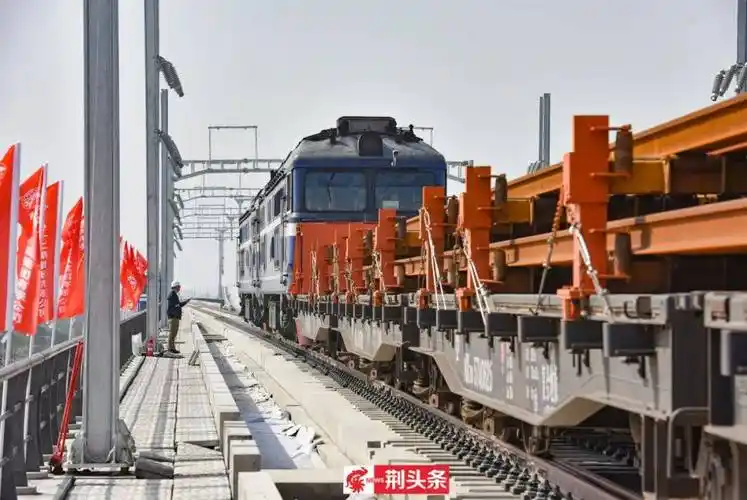 "高铁上的荆州"加速驶来!每天铺轨6公里_荆荆_钢轨_全线