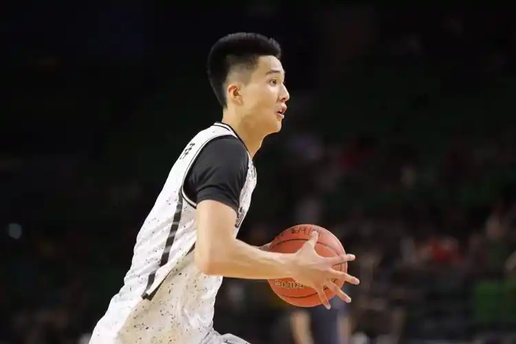 他身高2米05他有点像杜兰特他是朱松玮