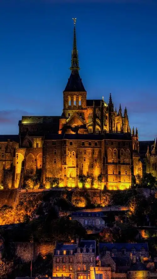 法国圣米歇尔山城堡,城市的晚上,灯 iphone 壁纸