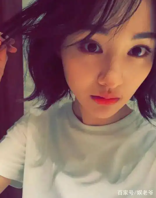 郑爽纯素颜自拍曝光,颜值很能打!就是裤子煞风景