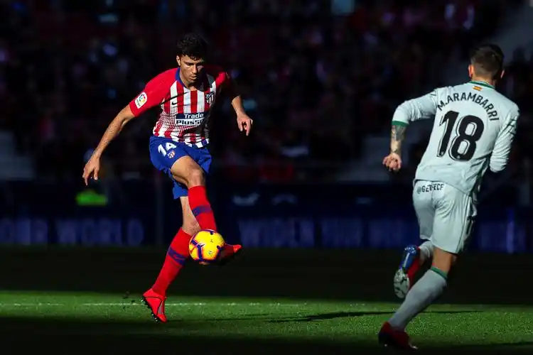 1月26日,马德里竞技队球员罗德里(左)与赫塔菲队球员阿兰巴里拼抢.