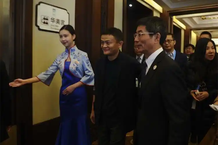 今年乌镇一共有三场主饭局,丁磊的年例局,刘强东,王兴新组的"东兴局"