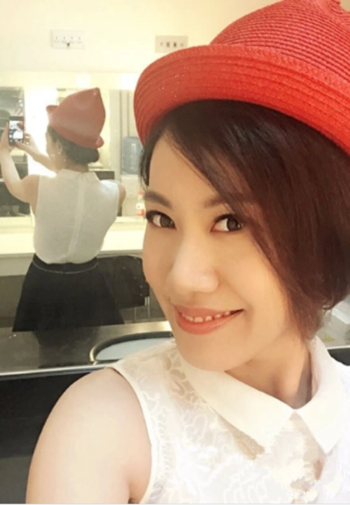 作为《防务新观察》的主持人,李曈曈在微博中晒出在军营录制节目的