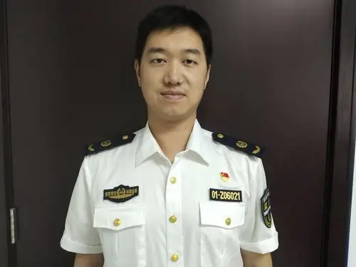 田老师拍了拍"监察同事",邀您一起规范短袖制服着装