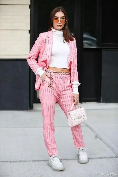 大家分享几个穿粉色西装的时尚技巧,让你轻松实现一衣多穿的时尚搭配!