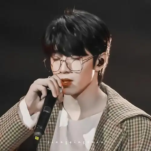 74刘耀文 74深秋里他一袭风衣 74搭配金丝框眼镜