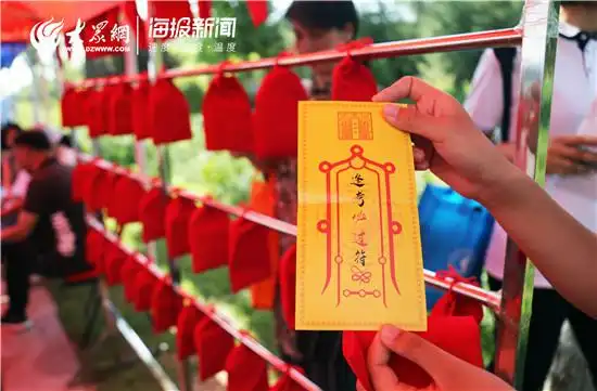 "逢考必过符!"一位考生家长为自己的孩子打开了一个高考秘籍锦囊.