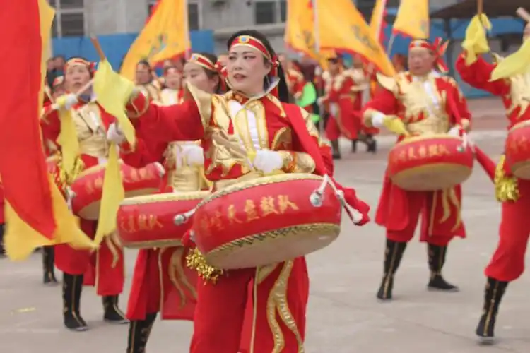 欢庆的锣鼓敲起来—温塘村飞天凤鼓队元宵节盛装表演