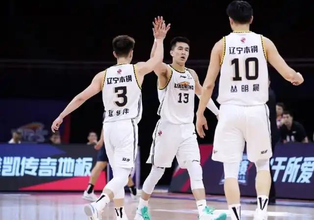 自己宣郭艾伦正式续约辽宁男篮双方握手言和携手杨鸣再冲冠