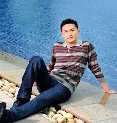 他把自闭症儿子培养成年级第一,巅峰时退圈,今53岁竟到这地步_陈锦鸿