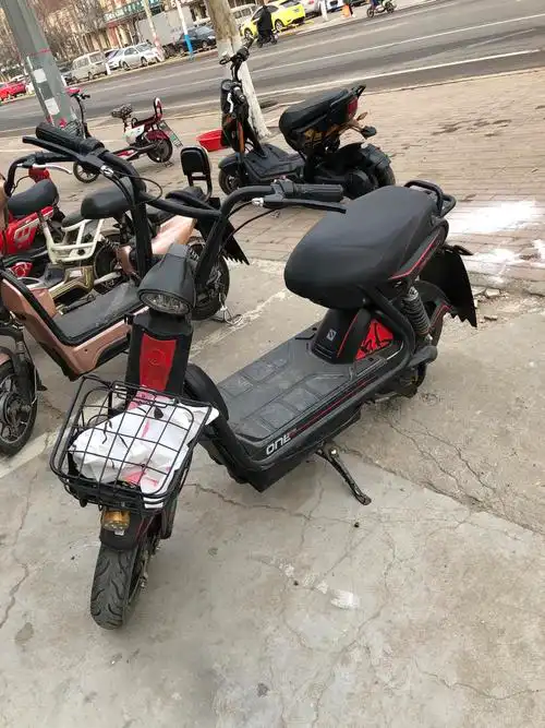 雅迪战警1500元8成半新都市风电电动车4块大电