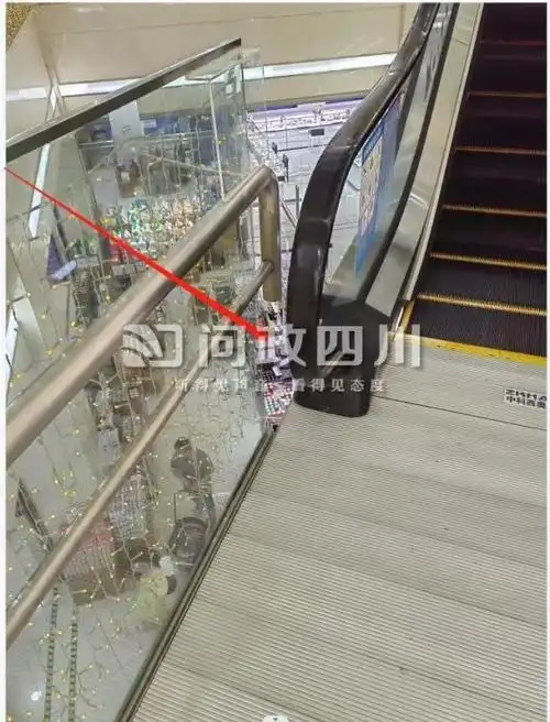 自动扶梯存空隙 及时整改消除隐患|梅西|电梯|安全隐患|消防通道_网易