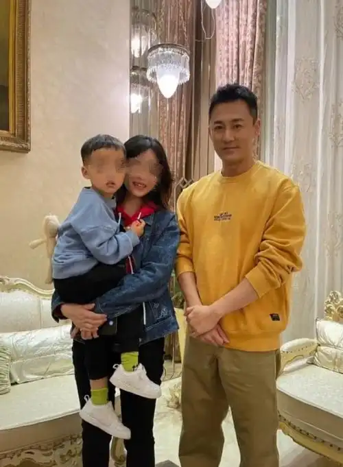 林峯迅速减肥成功已没幸福胖 在家里大方和邻居合影