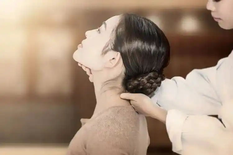 一个穴位,三分钟治疗落枕脖子痛!_按摩_进行_颈部